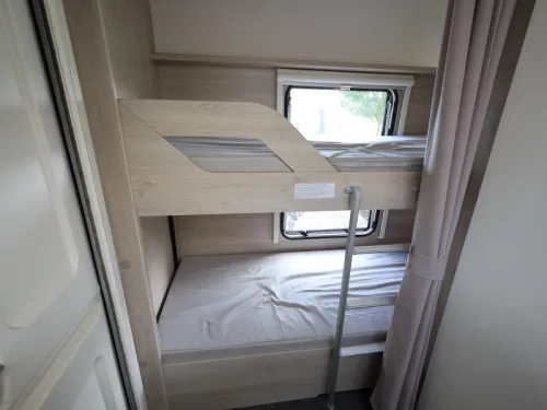 Caravelair Alba Family 466 Stapelbed &eacute;n vast bed  foto: 11