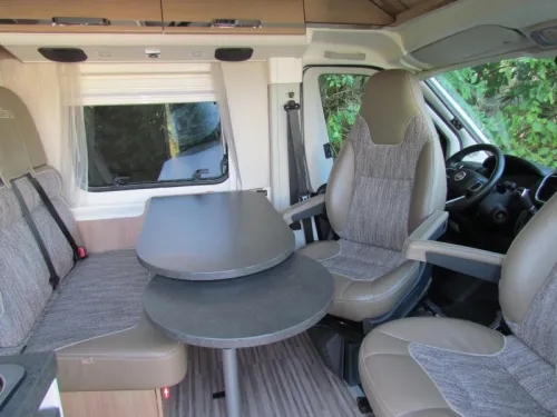 Malibu Van Family-For-4 640 LE cama individual, cama elevable, Autocaravana foto: 3