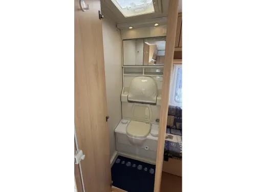 Chateau Calista 390 TDZ dinette fixed bed toilet photo: 3