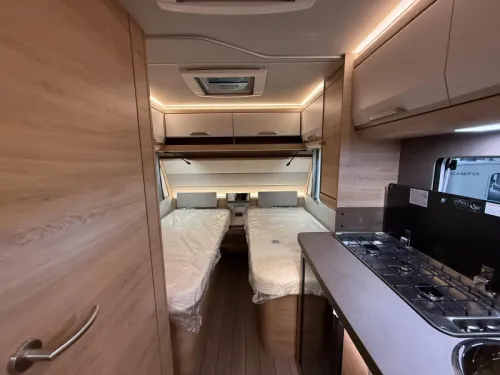 Knaus Sudwind Black Selection 460 EU Einzelbetten / Essecke Foto: 12