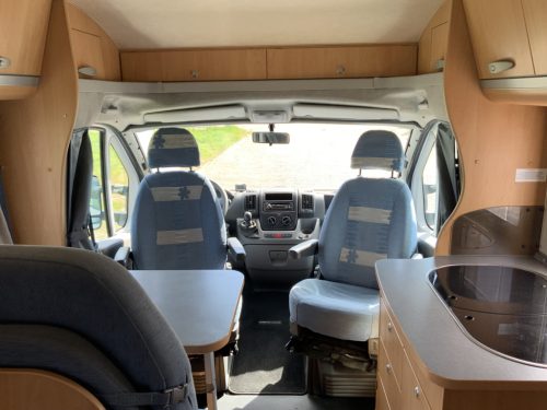 Adria Compact 2.3 MultiJ. 130 PS, Teilintegriert, franz&ouml;sisches Bett hinten, Motorklimaanlage, Anh&auml;ngerkupplung, kleiner Camper, Bj. 2009 Camp centrum on the road Marum Foto: 5