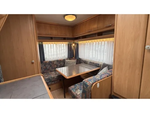 Hobby De Luxe 400 SB dinette fixed bed toilet photo: 1