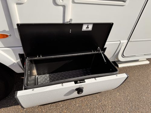 Hymer B-MC T 680 single beds pop-top roof photo: 7