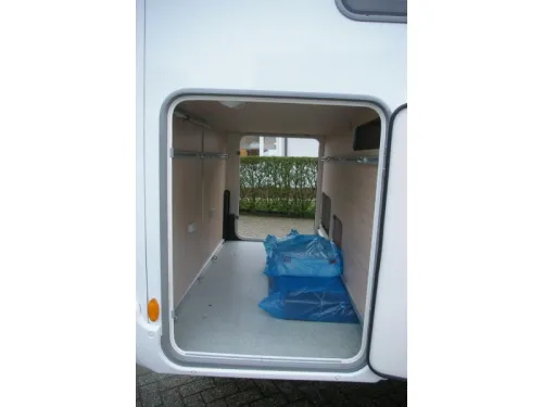 B&uuml;rstner Travel Van T 620 G Single beds, Automatic photo: 6