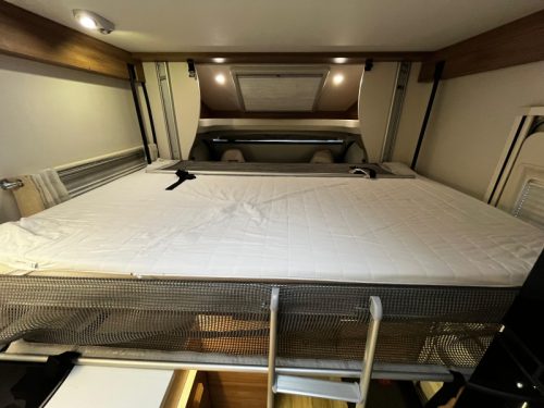Pilote P 746 GJ Wohnmobil, L&auml;ngsbetten  Foto: 13