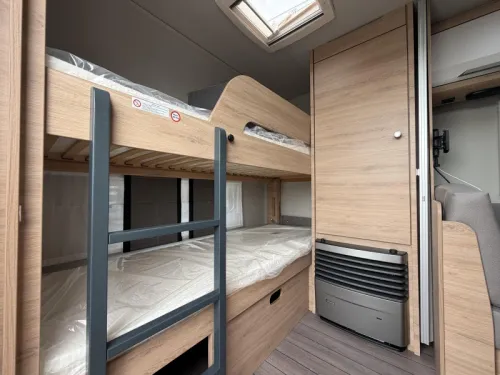 Knaus Sudwind Black Selection 540 FDK Etagenbett / Franz&ouml;sisches Bett Foto: 8