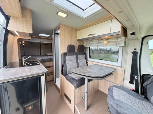 P&ouml;ssl Summit 640 180 PS AUTOMAAT / WECHSELRICHTER 1500W / Massenschalter / CARPLAY / TV Foto: 1