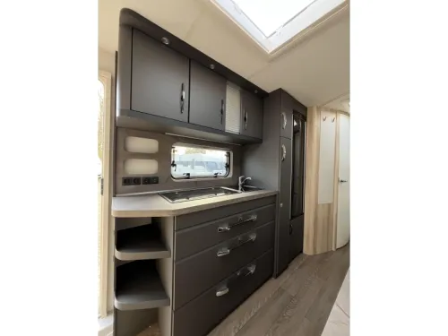Hobby De Luxe 545 KMF sfeer-3bed-c6e-vloerv-etc  Foto: 7