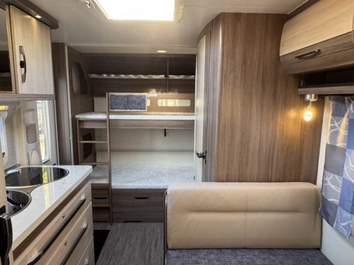 Hobby De Luxe 490 KMF met STAPELBED **6 Slaapplaatsen/Mover/1e eigenaar//Lichtmetalen velgen black/2x zonnepaneel/Autark/Nette caravan foto: 21