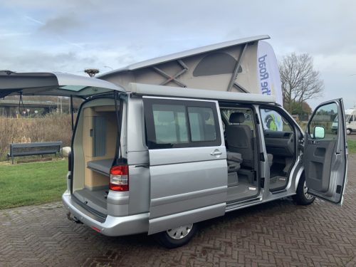 VW Westfalia California 2.5 TDi 130 HP, 5 Seats, 4 Berths, Elektr. pop-top roof / side door, Year of manufacture 2006 Motorhome Centre On the Road at the Noorderringweg 4 in Marum. photo: 11