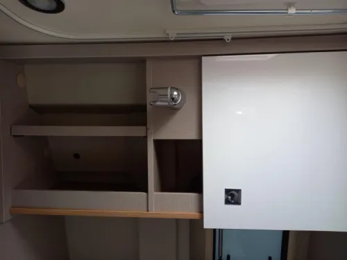 B&uuml;rstner Delfin C 621 - L&auml;ngsbett- Anh&auml;ngerkupplung Foto: 13