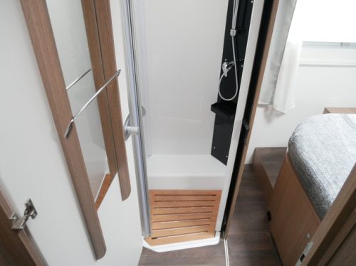 Carado T459, Face-to-Face, Queensbed, Hubdach, XXL Garage, Airco Foto: 15