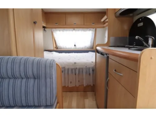 Hobby De luxe Easy 400 SF treinzit vast bed toilet  foto: 1