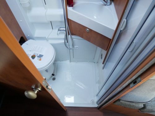 Carthago Malibu Van 600, 6 Meter Kastenwagen, Gro&szlig;es Bett!! Foto: 15