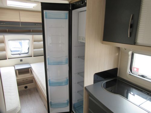Hobby De Luxe 495 UL WITH FIXED AWNING AND MOVER photo: 11