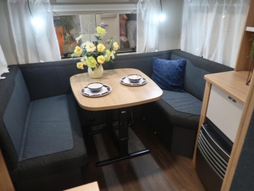 Knaus Sport 460 EU EINZELBETTEN / GER&Auml;UMIGE SITZGRUPPE Foto: 14