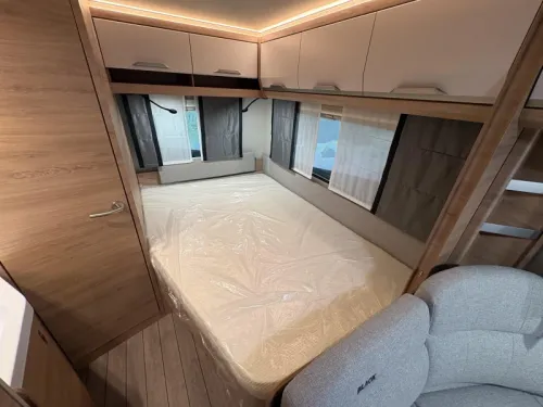 Knaus Sudwind Black Selection 500 PF kitchen at the front / French bed  photo: 12