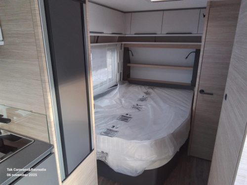 Fendt Apero 465 SFB central kitchen and French bed photo: 7