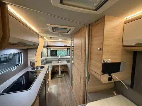 Knaus Sudwind Black Selection 500 EU Einzelbetten / Rundsitzgruppe Foto: 6