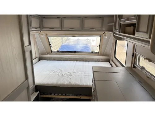 LMC Luxus 390 P seating area bed toilet photo: 5