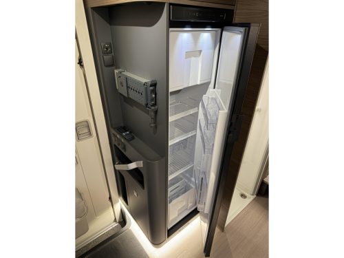 Adria Coral MB Supreme 670 DL Mercedes- L&auml;ngsbetten Foto: 9