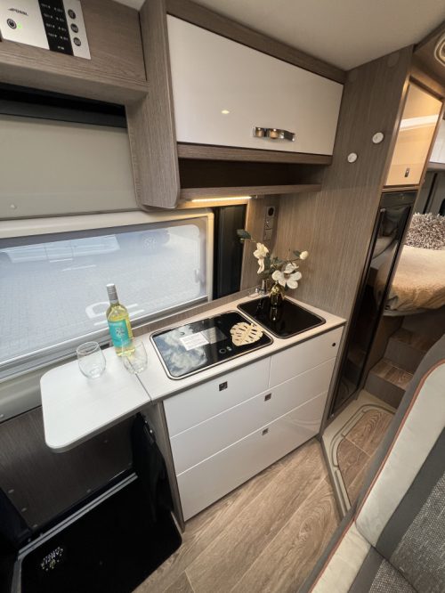 P&ouml;ssl Roadcruiser SINGLE BEDS 8-SPEED AUTOMATIC TOW HITCH photo: 5