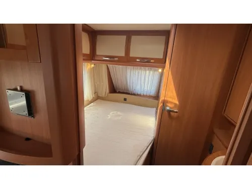 Hobby Prestige 495 UFE French bed round seating toilet photo: 11