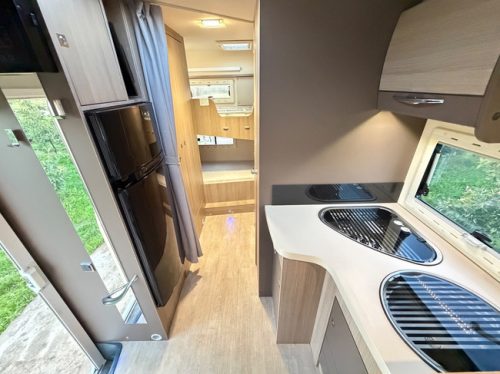 Chausson 616 5 SITZPL&Auml;TZE / STOCKBETT / HUBBETT / FAHRRADTR&Auml;GER / KAMERA / XXL K&Uuml;HLSCHRANK + GEFRIERFACH / TV / SICHERHEITSSCHLOSS / 155PS Foto: 7