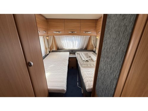 Hobby De Luxe 540 UL single beds dinette photo: 2