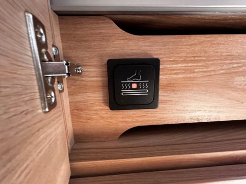 Knaus Sudwind Black Selection 450 FU Temporary Special Offer Package photo: 14
