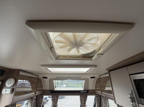 Swift Elite 645 Levelling system Mover Awning Solar panel Oven photo: 20