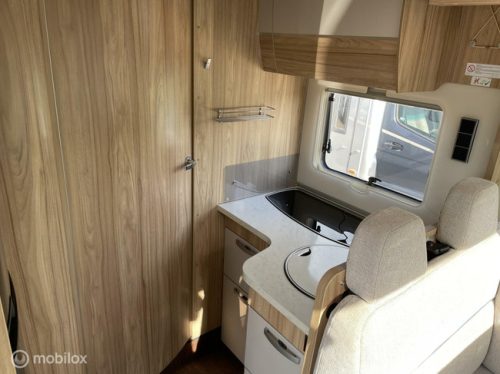 Hymer Tramp 698 Semi-integrated with Pop-top roof AND Queen bed 2X Airco, Solar very few km's! photo: 5