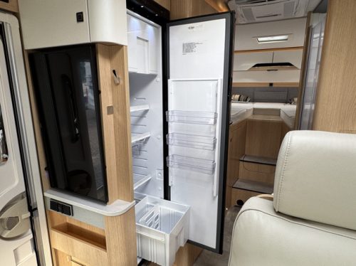 Hymer BMC-I 680 BLACK LINE 170 hp AUTOMATIC 9-Speed 4-Person Euro6 Mercedes-Benz Sprinter **Single beds/4 seats/4 berths photo: 15