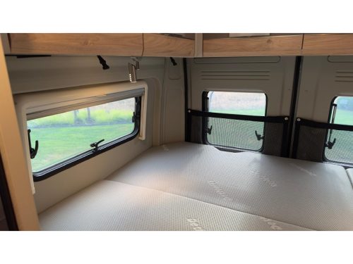 Dethleffs Globetrail Advantage 600 DR transverse bed pop-top roof overhead bed photo: 16