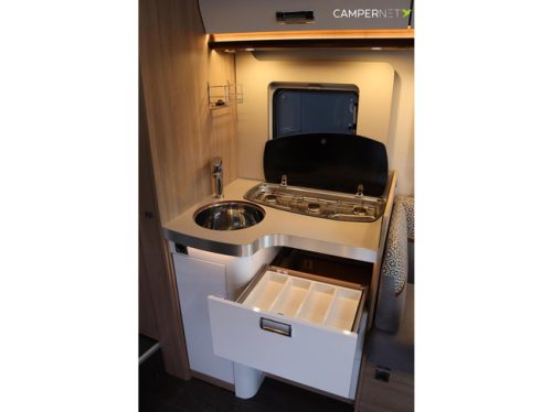 Laika KOSMO 509L 160hp Automatic | Single beds | Separate shower | LPG system | Solar panels | Bearlock | Awning | Roof fan photo: 11