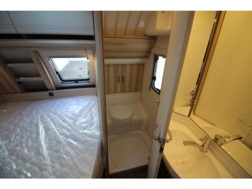 Hobby De Luxe 400 SFE French bed & tall refrigerator photo: 16