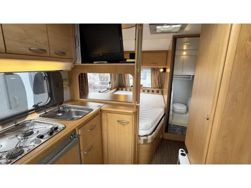 Knaus Sudwind 450 TF French bed round seating toilet photo: 2