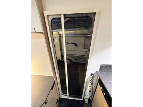 Caravelair Alba 400 FESTBETT DINETTE MARKISE Foto: 13