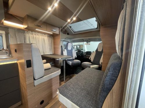 Weinsberg CaraSuite 650 MF 5 Gurte, mit Hubbett Foto: 15