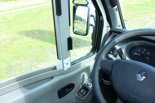 Knaus Sun Ti 700 Meg, Querbett, Garage, drehbare Vordersitze, Halbdinette, Sitzbank. Bj. 2008 Marum (Groningen) Foto: 23