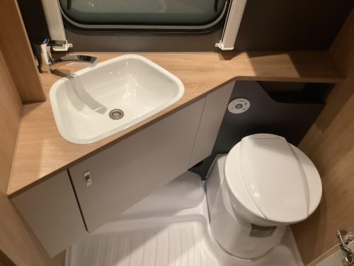 Knaus Sport 420 QD transverse bed photo: 12