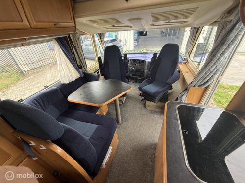 Hymer B574 &ndash; Spacious A-class Motorhome with fixed bed AND generous pop-top bed photo: 6