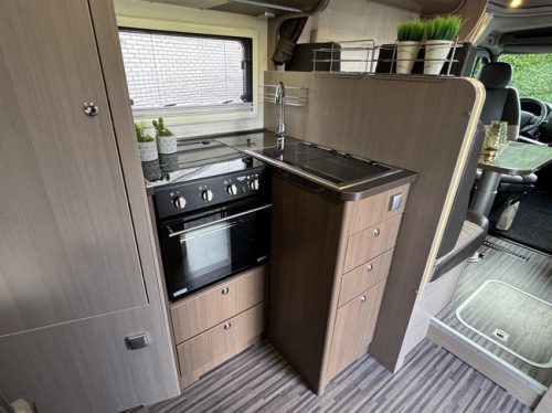 Adria Matrix Supreme M 657SF 150 hp Euro5 Renault Master **Excellent condition/4 seats/6 berths/Spacious round seating/Alde/Solar panels photo: 11