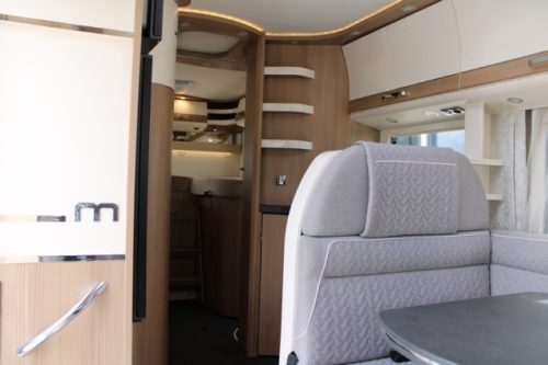 Robust AUTOMATIC 180 hp Malibu I 490 LE by Carthago lift-and single length beds (124 photo: 40