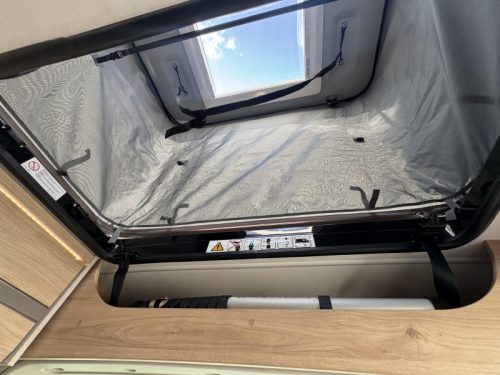 Dethleffs Globetrail Advantage 600 DR transverse bed pop-top roof overhead bed photo: 19