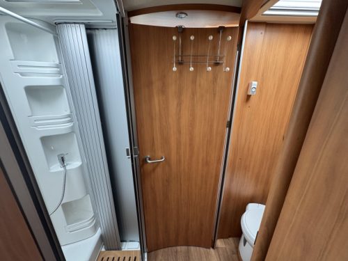 Hymer T 704 SL single beds levelling system photo: 9
