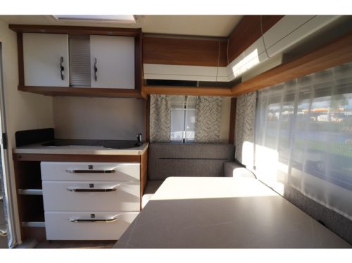 Hobby De Luxe 400 SFE Mover / Awning photo: 11