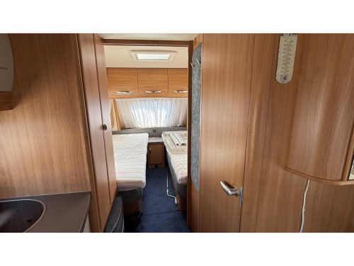 Hobby De Luxe 540 UL single beds dinette photo: 9