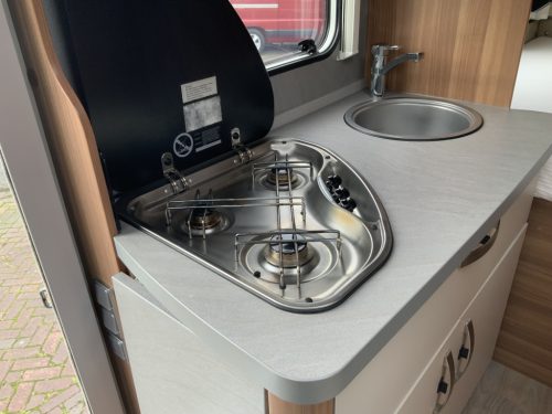 Weinsberg Cara Loft 650 ME, 2.3 MultiJ. 120 Semi-integrated, Swivel seats, French bed, Year of manufacture 2021 Motorhome Centre On the Road at the Noorderringweg 4 in Marum. photo: 12