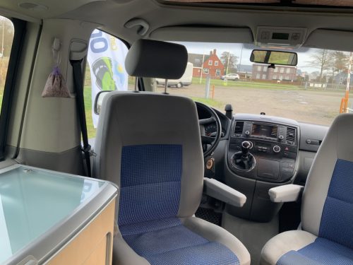 VW Westfalia California 2.5 TDi 130 HP, 5 Seats, 4 Berths, Elektr. pop-top roof / side door, Year of manufacture 2006 Motorhome Centre On the Road at the Noorderringweg 4 in Marum. photo: 5